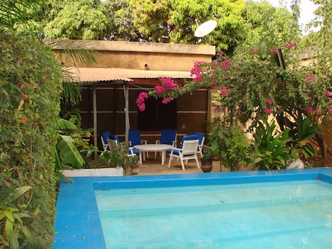 la piscine et la terrasse